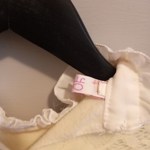 Lovely Blouse with Lace - Picture 7 of 8